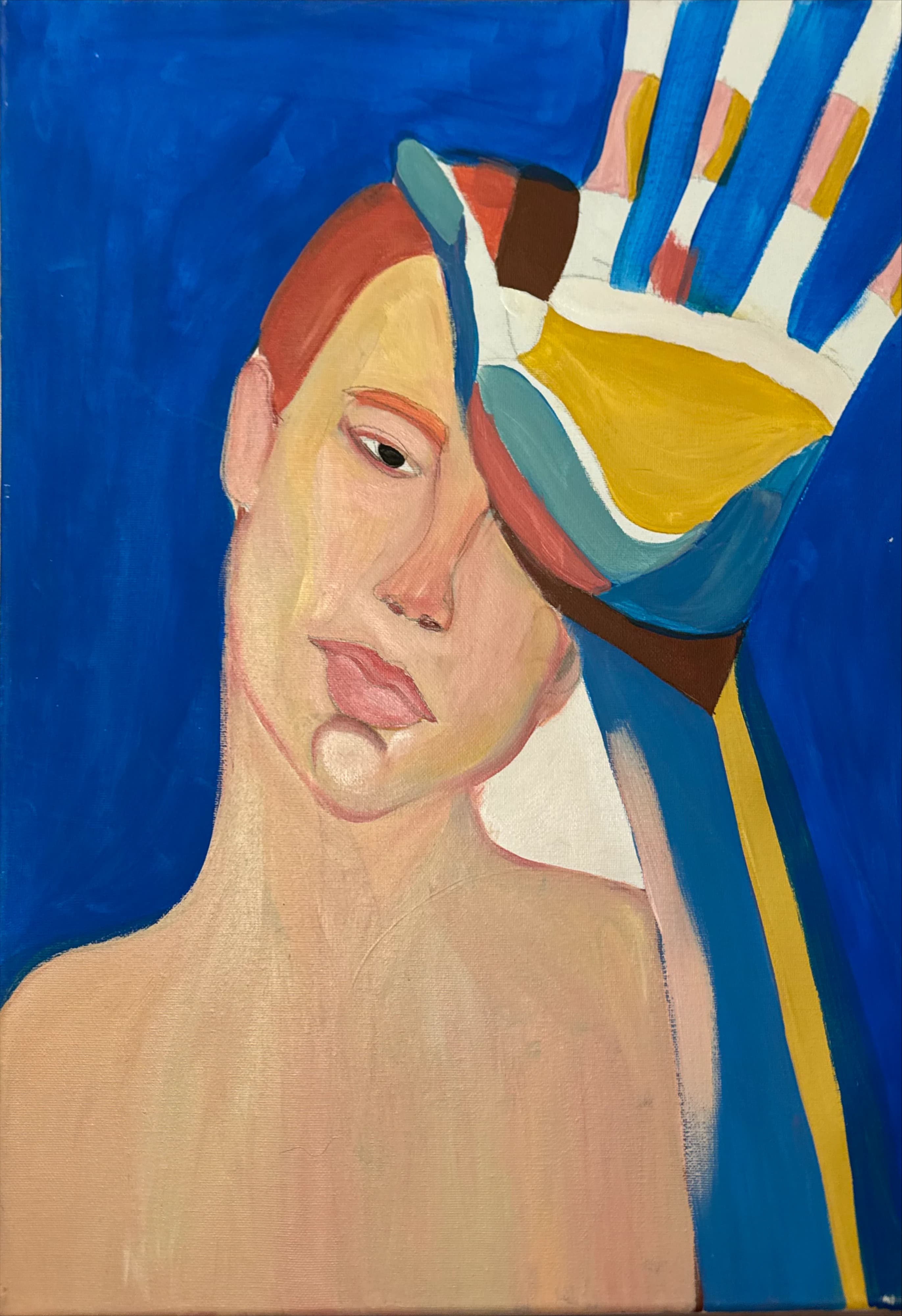 Portrait sur fond bleu cobalt, une main levée au-dessus du visage