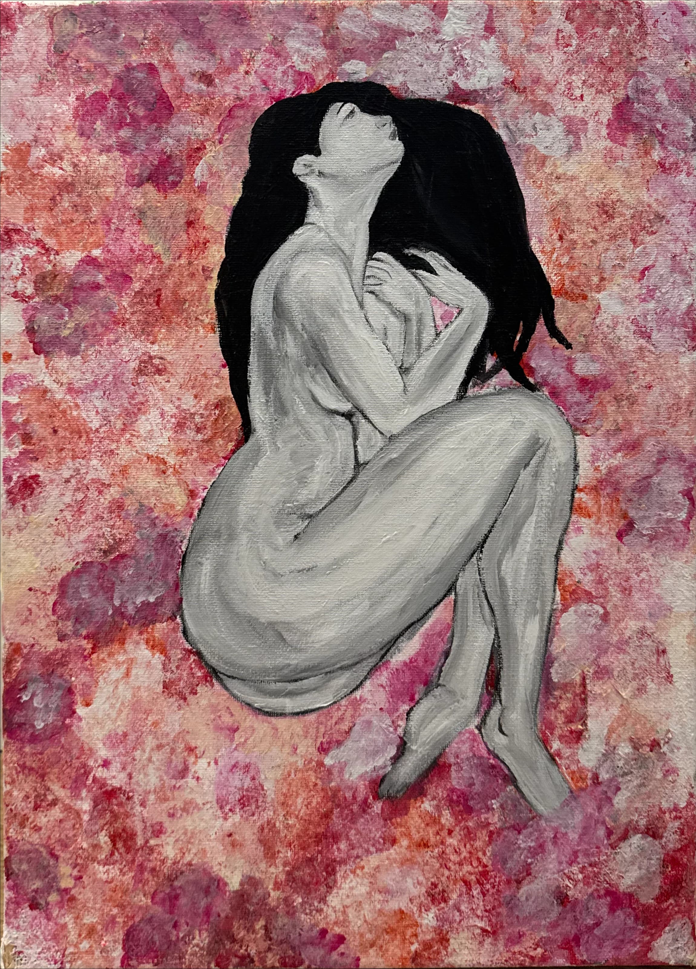 Figure monochrome assise sur un fond rose vif