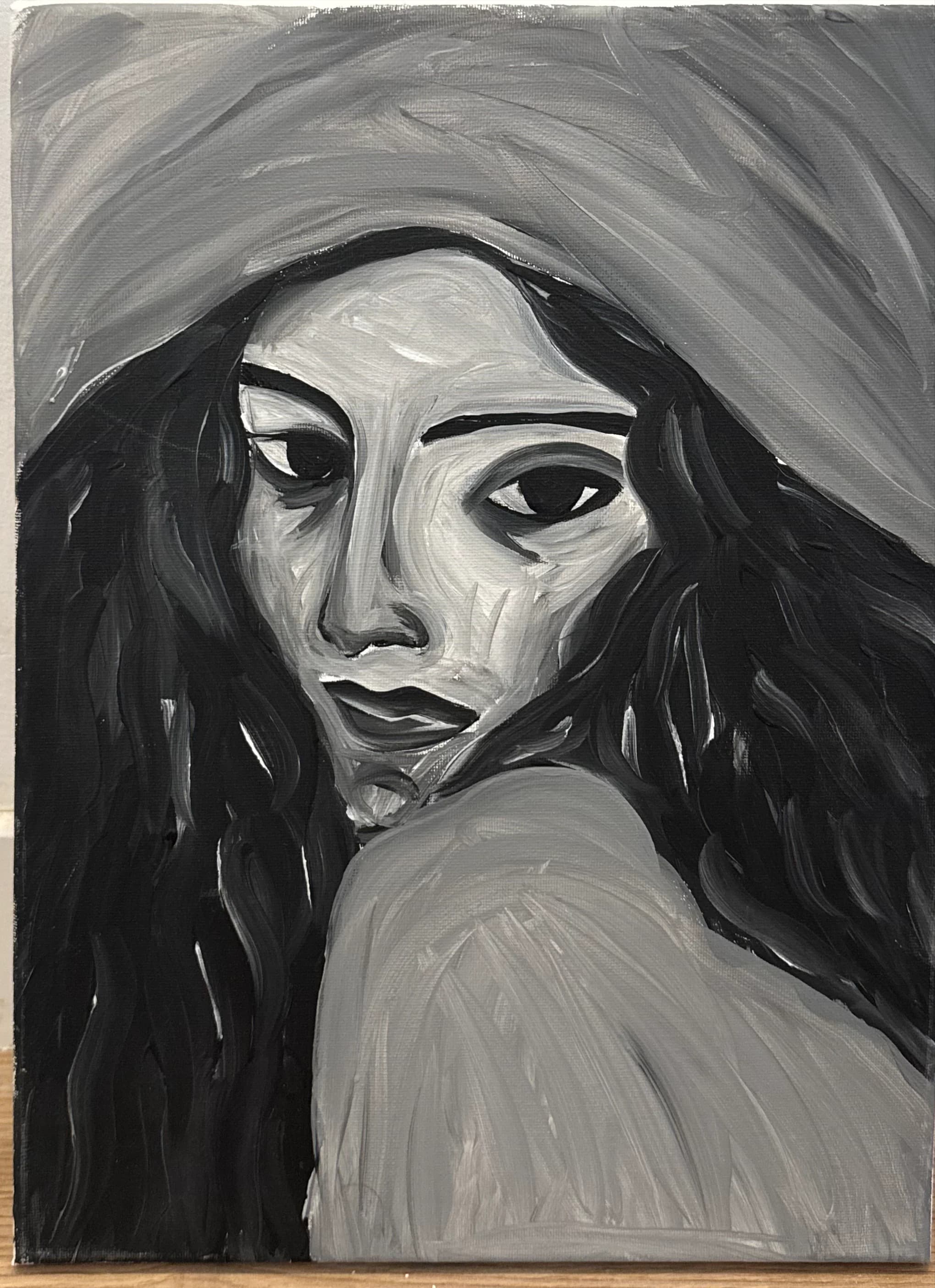 Portrait monochrome en noir, blanc et gris chaud